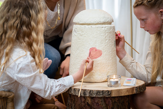 Kaufen Sie gleich ein Bio-Farbset dazu – geben Sie der Urne eine persönliche Note.